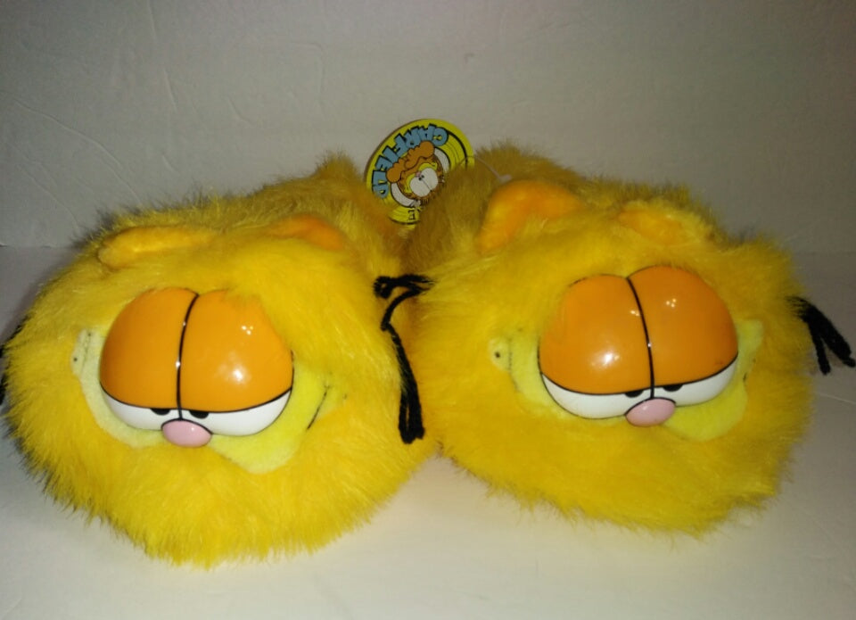 Garfield bedroom slipper, Men's Fashion, Footwear, Flipflops and Slides on  Carousell